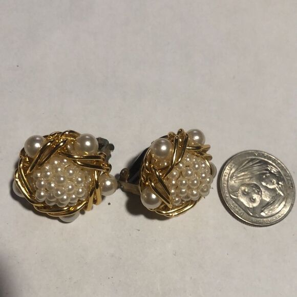 Vintage Gold Tone Faux Pearl‎ Clip On Earrings - Picture 6 of 6